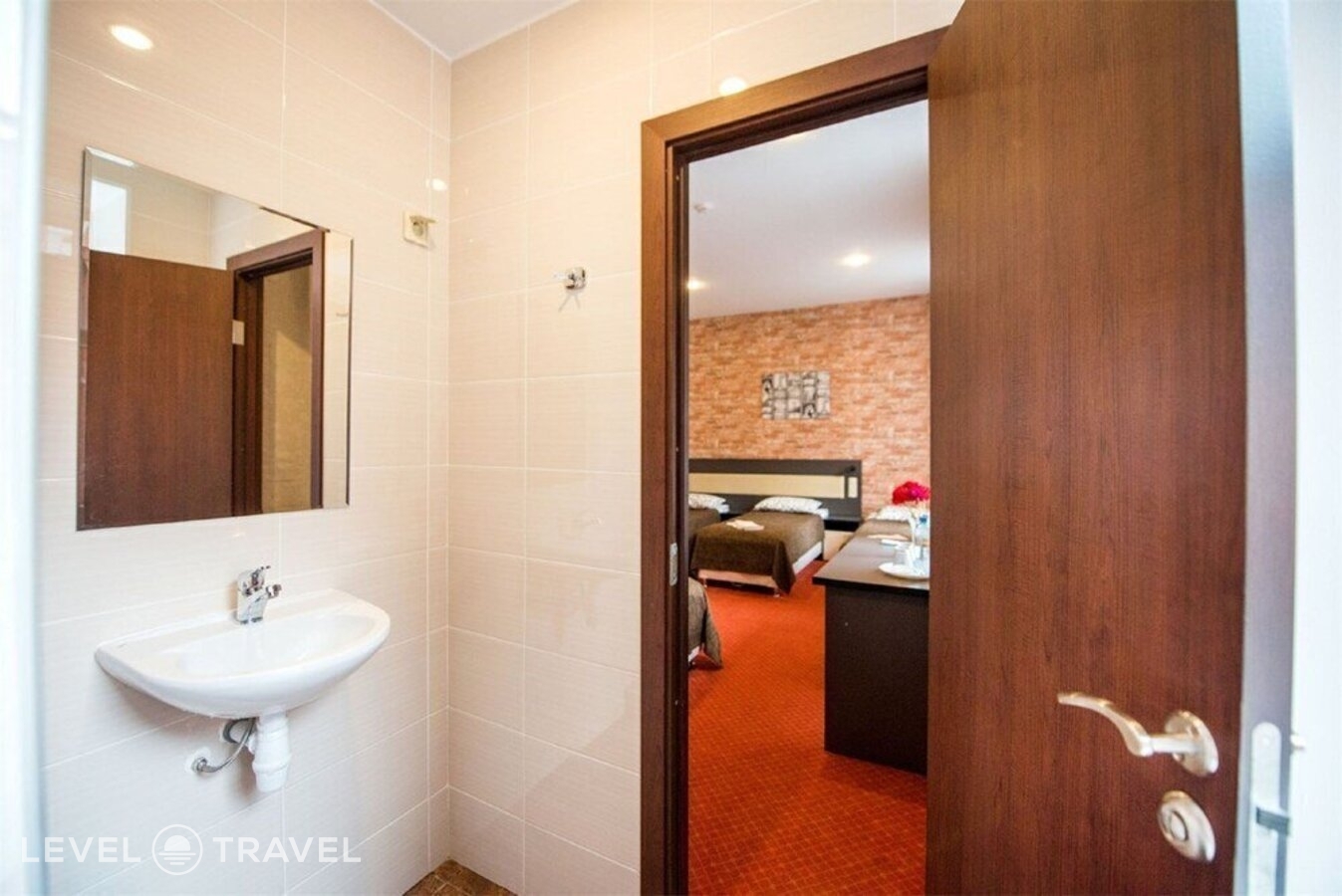 фотографии номера Четырехместный номер отеля Три Реки (Three Rivers Hotel) в Россия(Адмиралтейский район) - фото №1