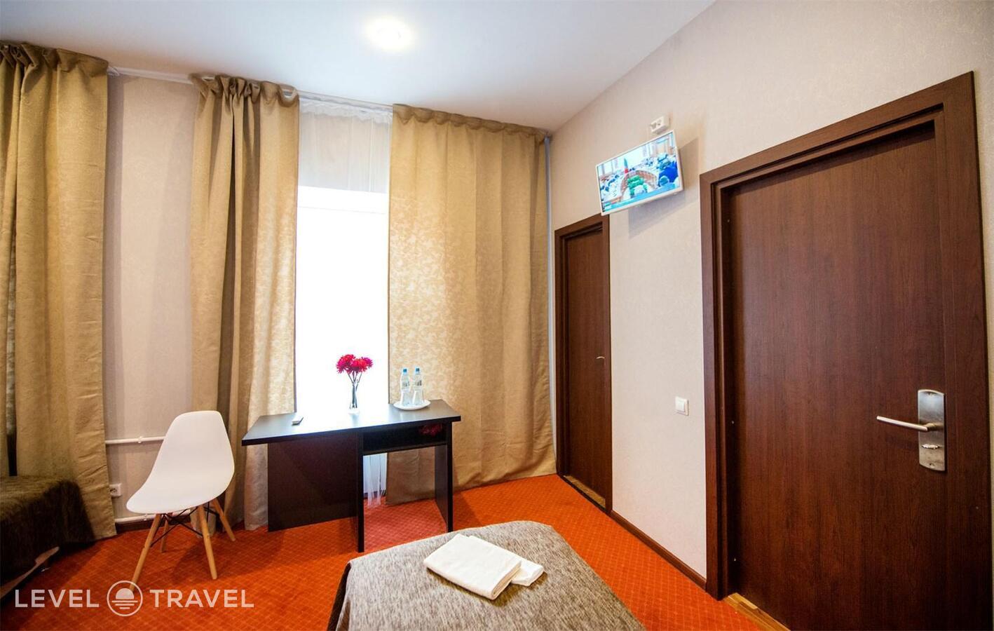 фотографии номера Трехместный Комфорт отеля Три Реки (Three Rivers Hotel) в Россия(Адмиралтейский район) - фото №2