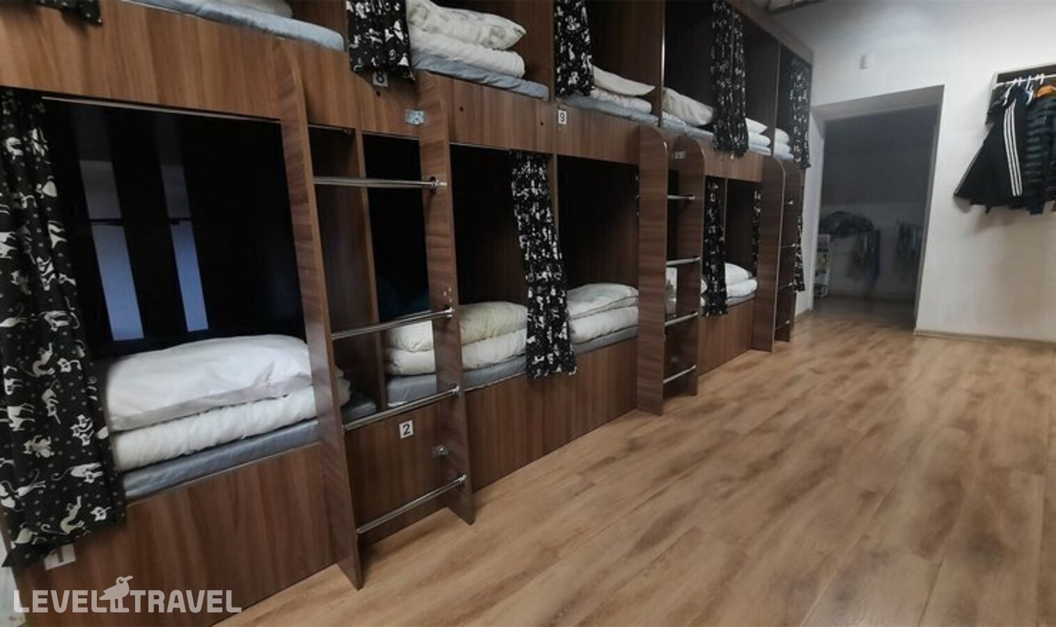 фотографии номера Кровать в 12-местном номере отеля Кот На Крыше в Россия(Вахитовский район) - фото №1