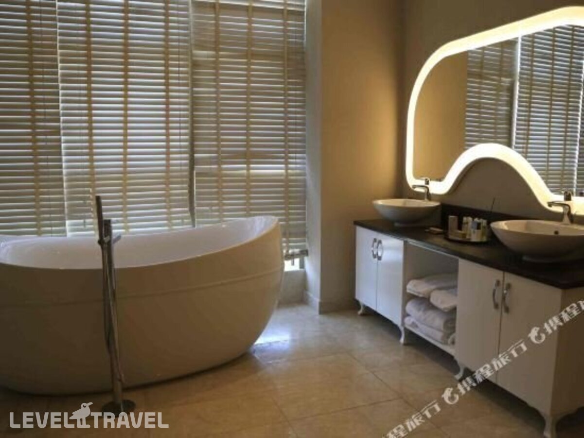 фотографии номера Люкс отеля Doubletree By Hilton Istanbul Tuzla в Турция(Тузла) - фото №1