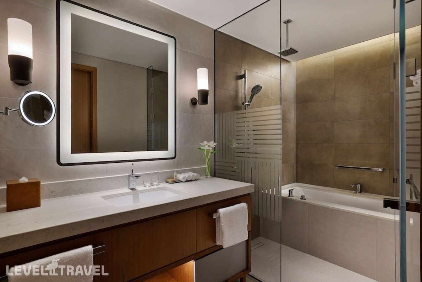 фотографии номера Делюкс отеля DoubleTree by Hilton Sharjah Waterfront Hotel And Residences в ОАЭ(Шарджа) - фото №1