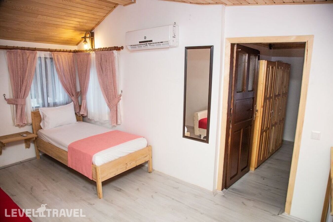 фотографии номера Семейный номер отеля Kara Kedi Beach Bungalow в Турция(Чиралы) - фото №11