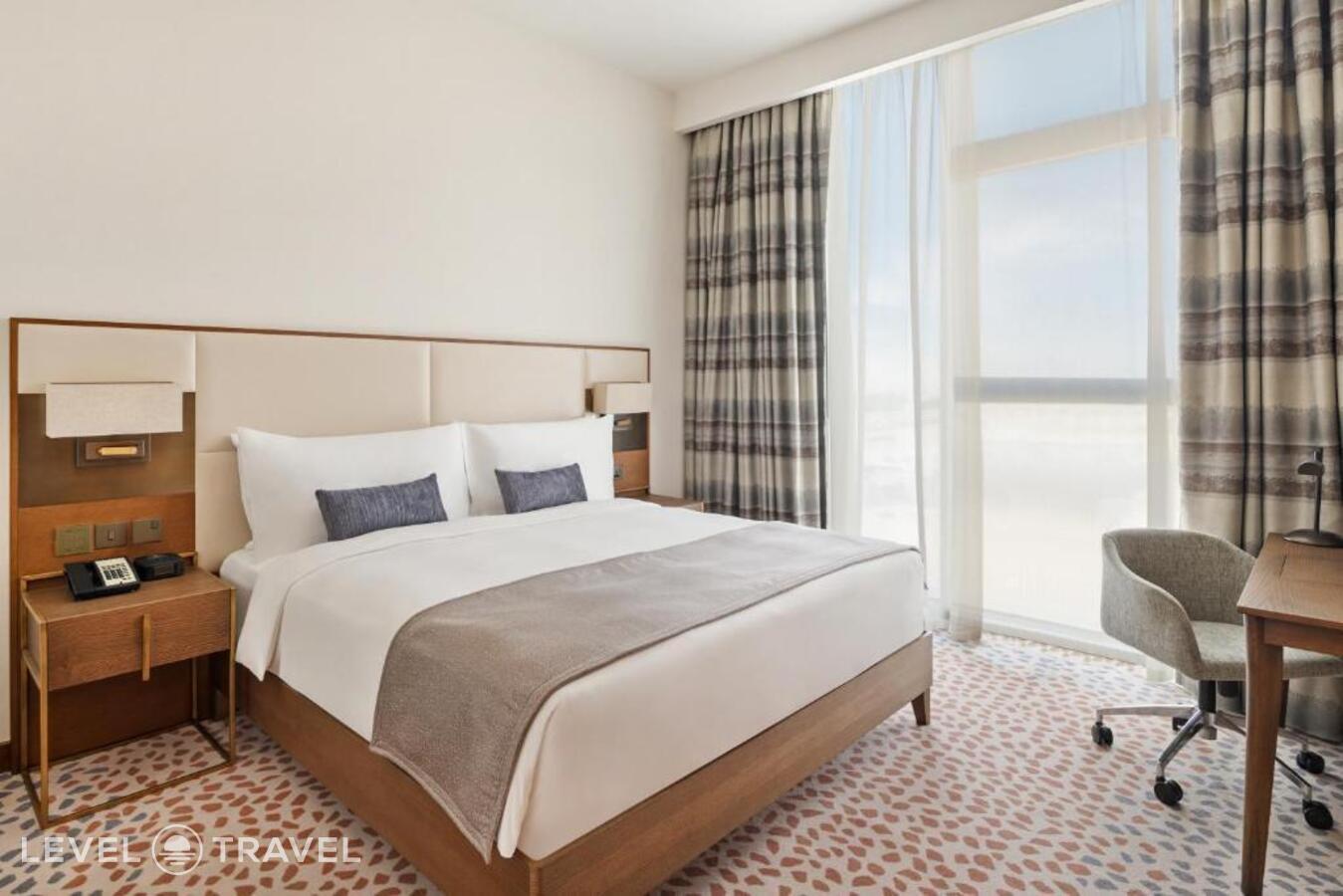 фотографии номера Люкс отеля Staybridge Suites Dubai Al Maktoum Airport Hotel в ОАЭ(Мадинат эль Мактум) - фото №2