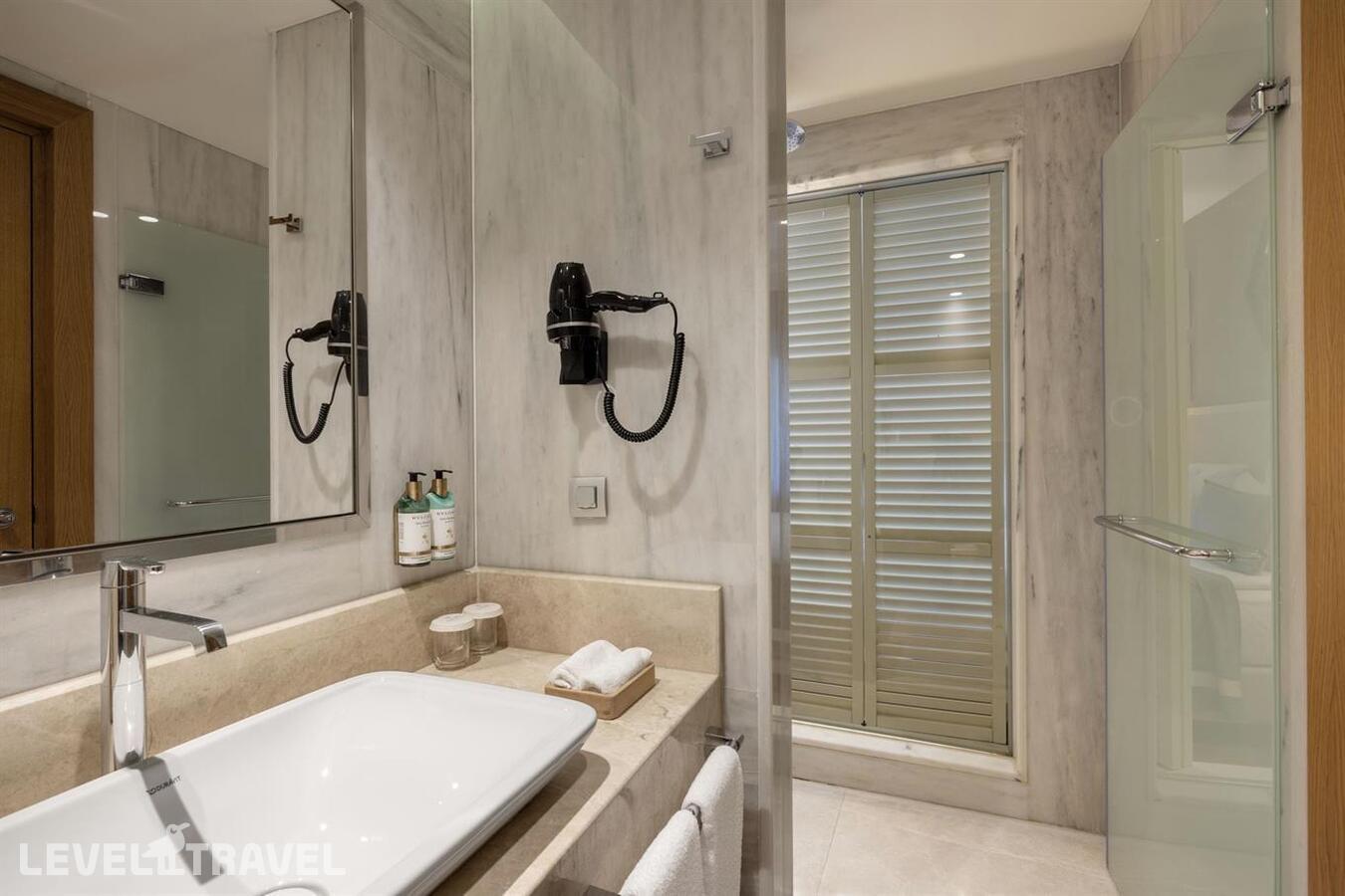 фотографии номера Семейный люкс отеля Titanic Luxury Collection Bodrum (Ex. Titanic Deluxe Bodrum) в Турция(Гюверджинлик) - фото №2