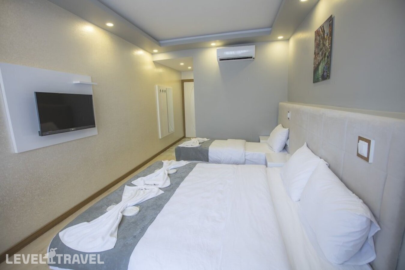 фотографии номера Трехместный делюкс отеля Express Inci Airport Hotel в Турция(Кючюкчекмедже) - фото №1