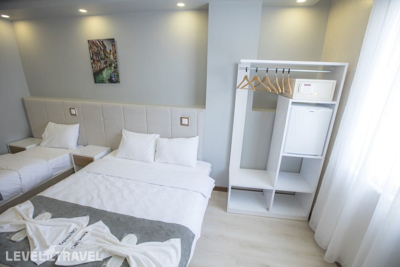 фотографии номера Трехместный делюкс отеля Express Inci Airport Hotel в Турция(Кючюкчекмедже) - фото №4