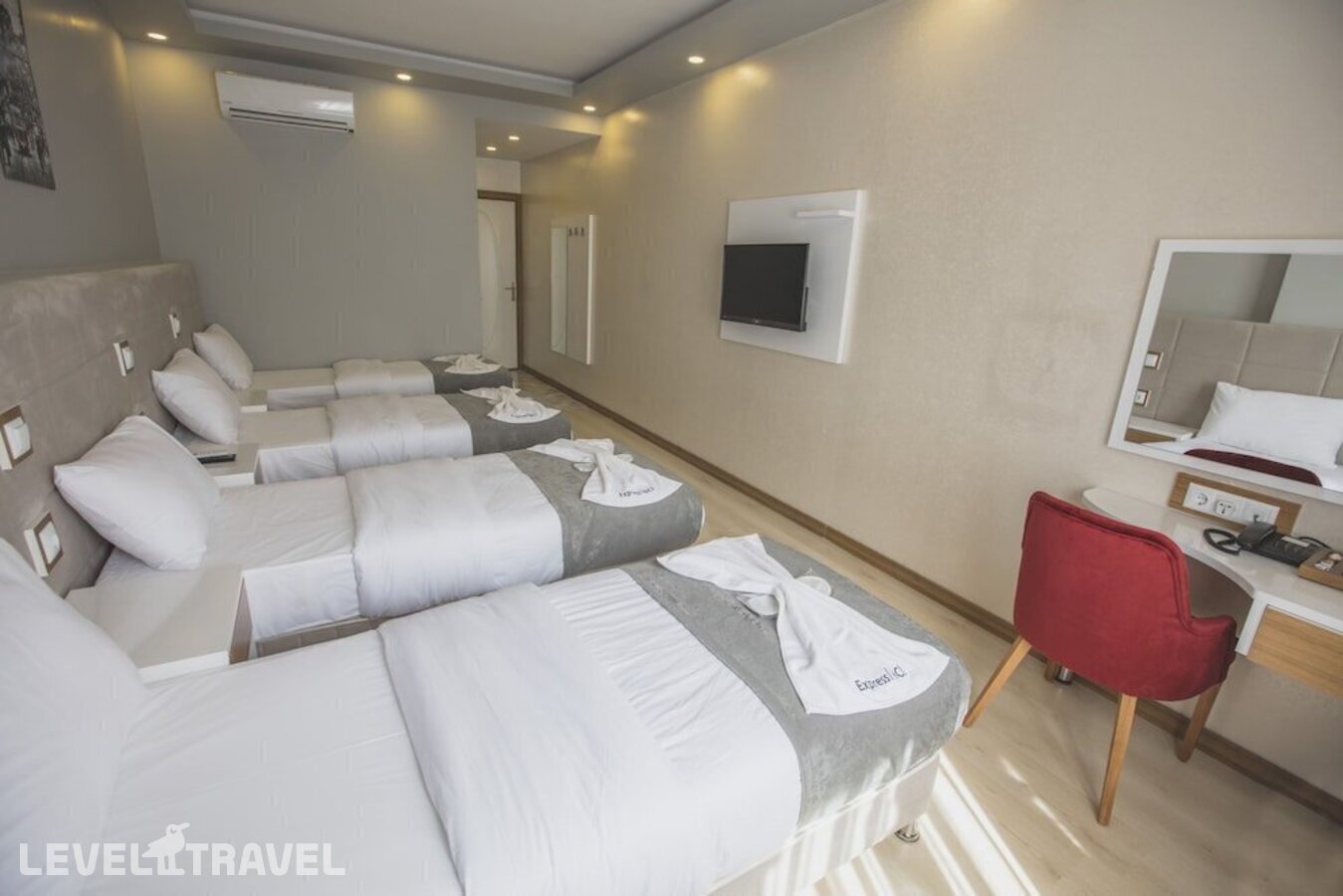 фотографии номера Четырехместный делюкс отеля Express Inci Airport Hotel в Турция(Кючюкчекмедже) - фото №3