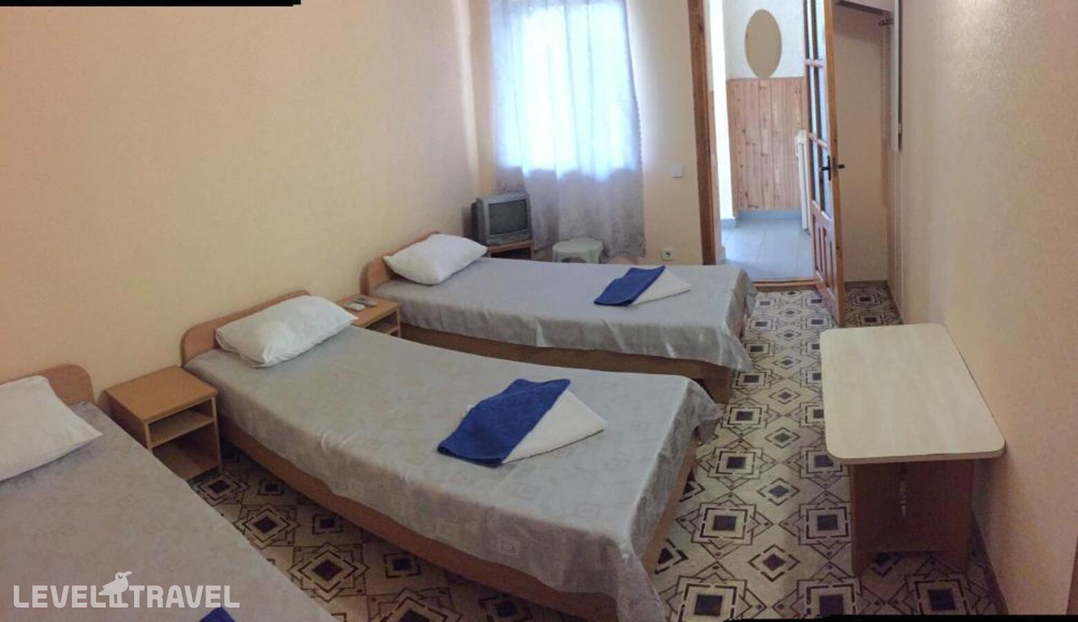 фотографии номера Трехместный номер отеля База Отдыха Прибой в Россия(город Саки) - фото №4