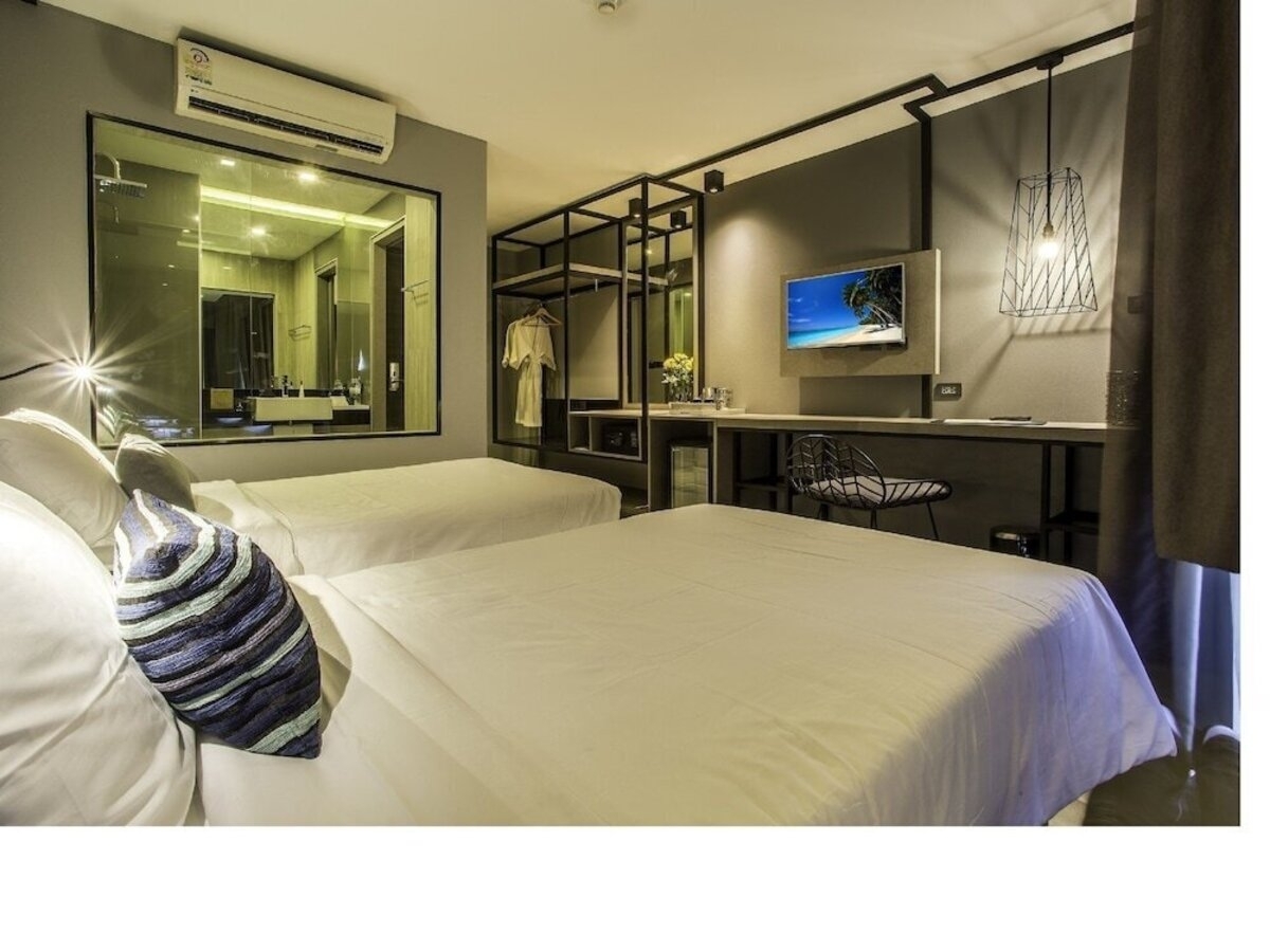 фотографии номера Делюкс с балконом отеля Mazi Design Hotel By Kalima (Ex.Patong Paradee Resort) в Таиланд(Патонг Бич) - фото №5