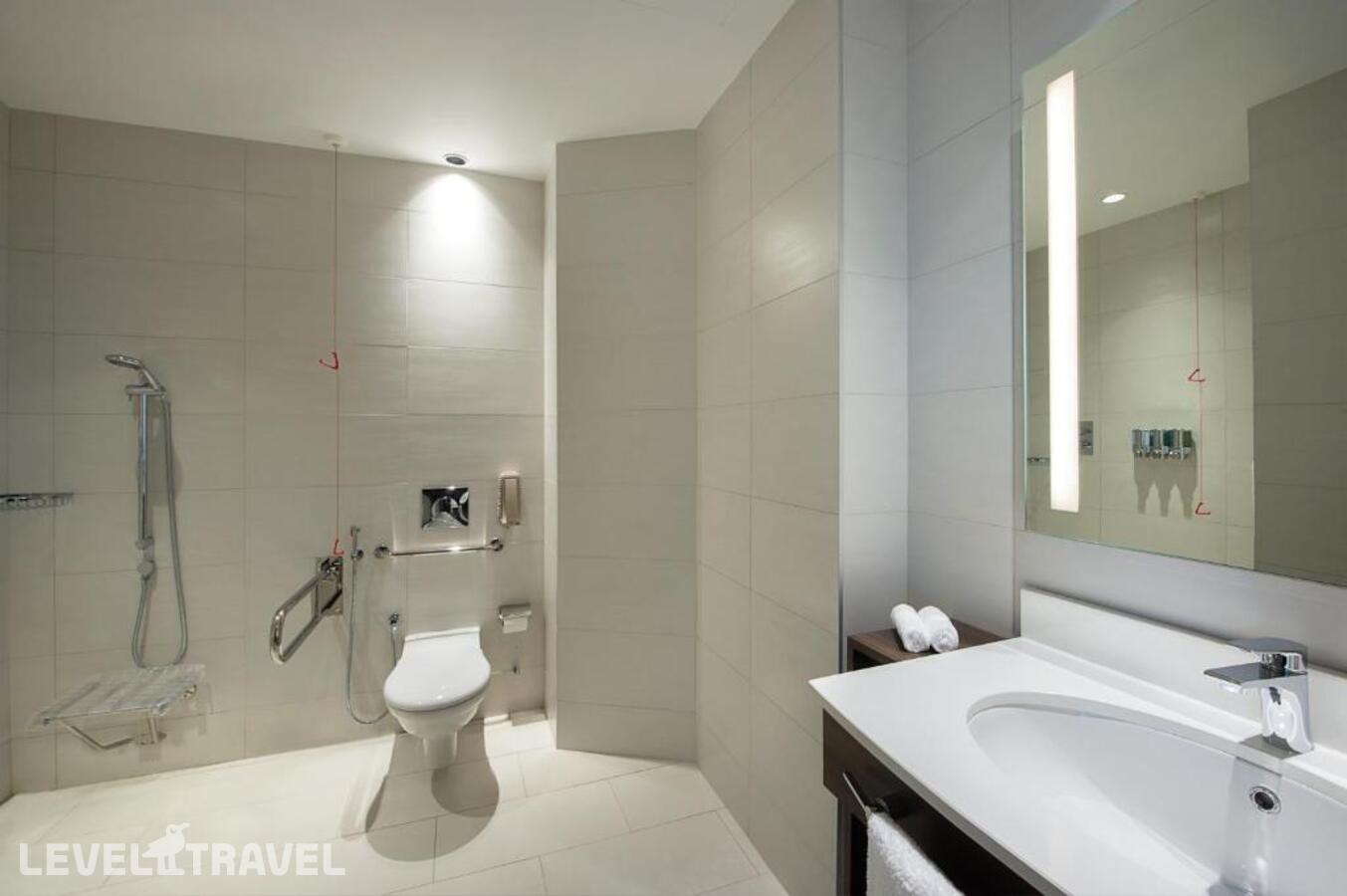 фотографии номера Номер для гостей с ограниченными возможностями отеля Hampton By Hilton Dubai Airport в ОАЭ(Дейра) - фото №2