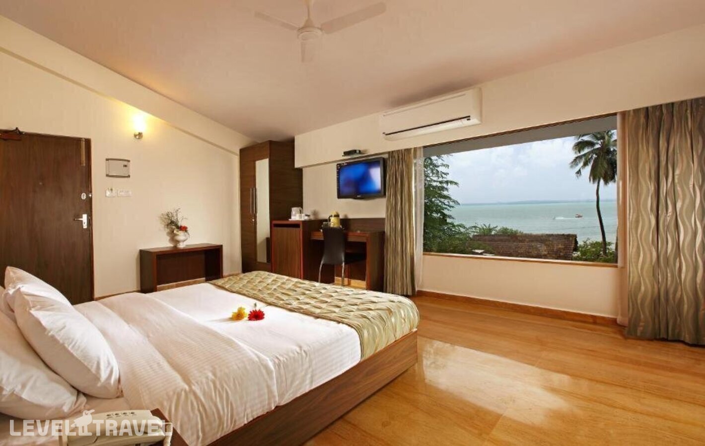 фотографии номера Делюкс с балконом отеля The Hawaii Comforts Hotel в Индия(Дона Паула) - фото №5
