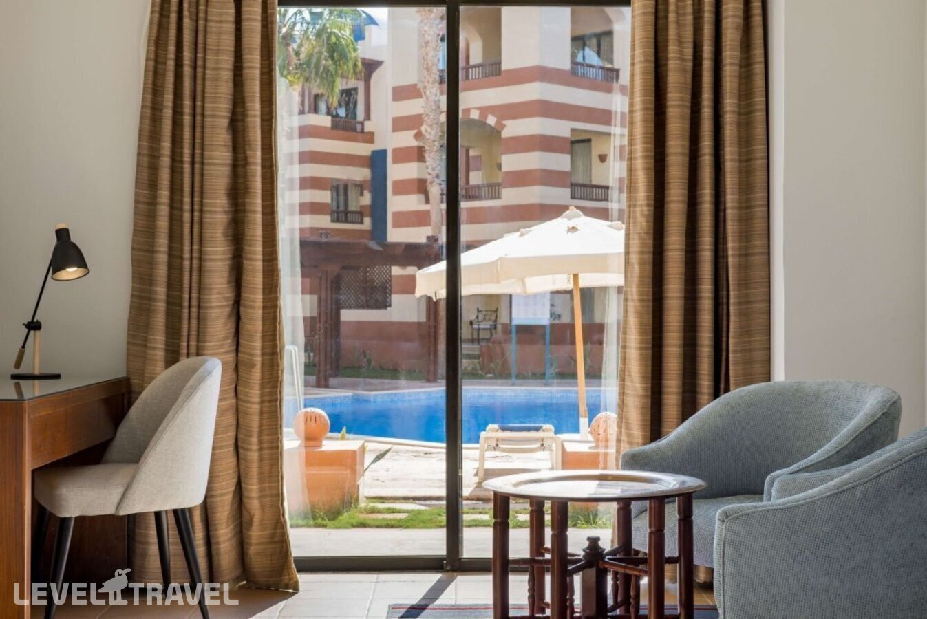 фотографии номера Улучшенный с видом на бассейн отеля Radisson Marina Resort Port Ghalib в Египет(Марса Алам) - фото №24