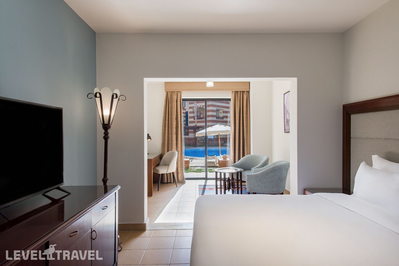 фотографии номера Улучшенный с видом на бассейн отеля Radisson Marina Resort Port Ghalib в Египет(Марса Алам) - фото №4
