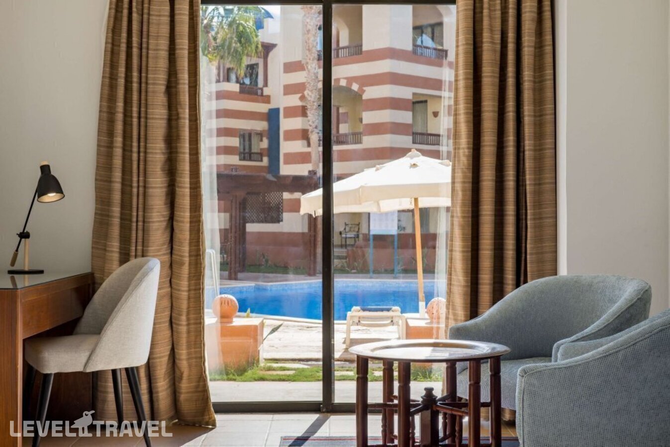 фотографии номера Улучшенный с видом на бассейн отеля Radisson Marina Resort Port Ghalib в Египет(Марса Алам) - фото №8