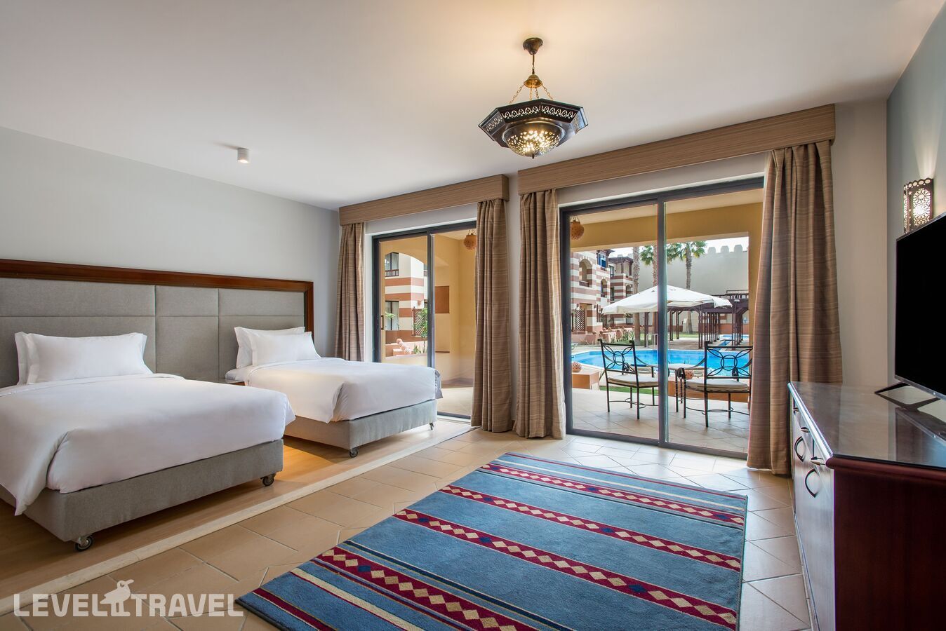 фотографии номера Полулюкс с видом на бассейн отеля Radisson Marina Resort Port Ghalib в Египет(Марса Алам) - фото №1
