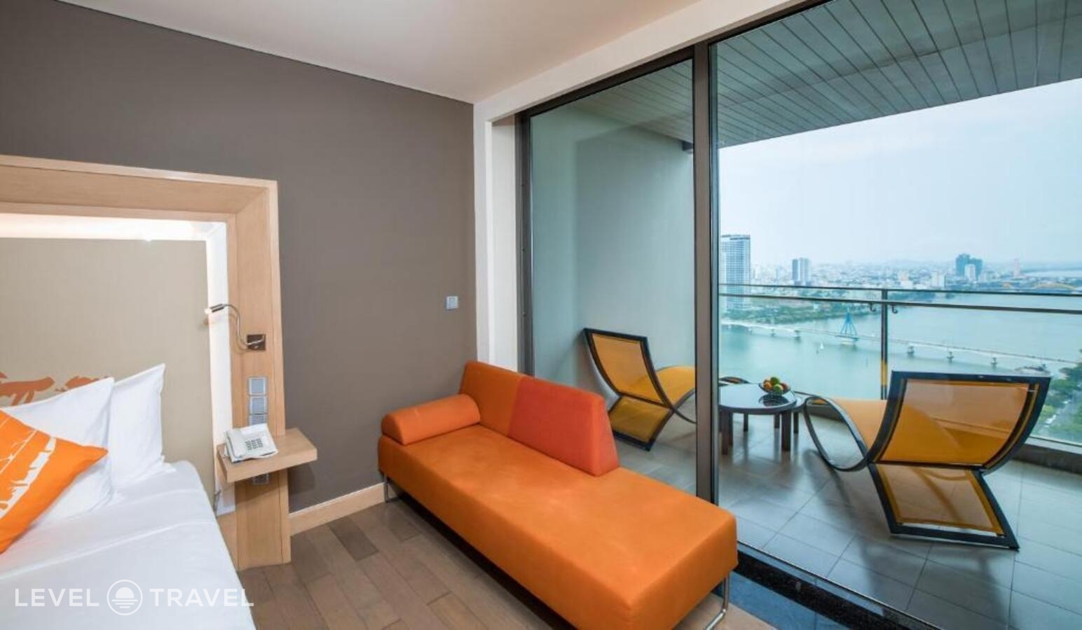 фотографии номера Улучшенный с балконом отеля Novotel Danang Premier Han River в Вьетнам(Дананг) - фото №5