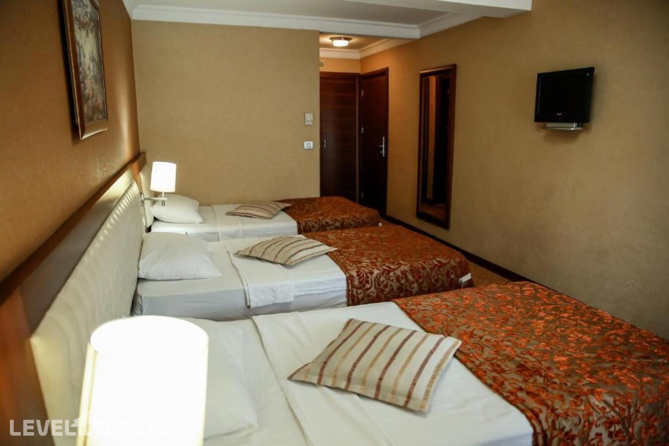 фотографии номера Трехместный номер отеля Yuksel Hotel в Турция(Фатих) - фото №2
