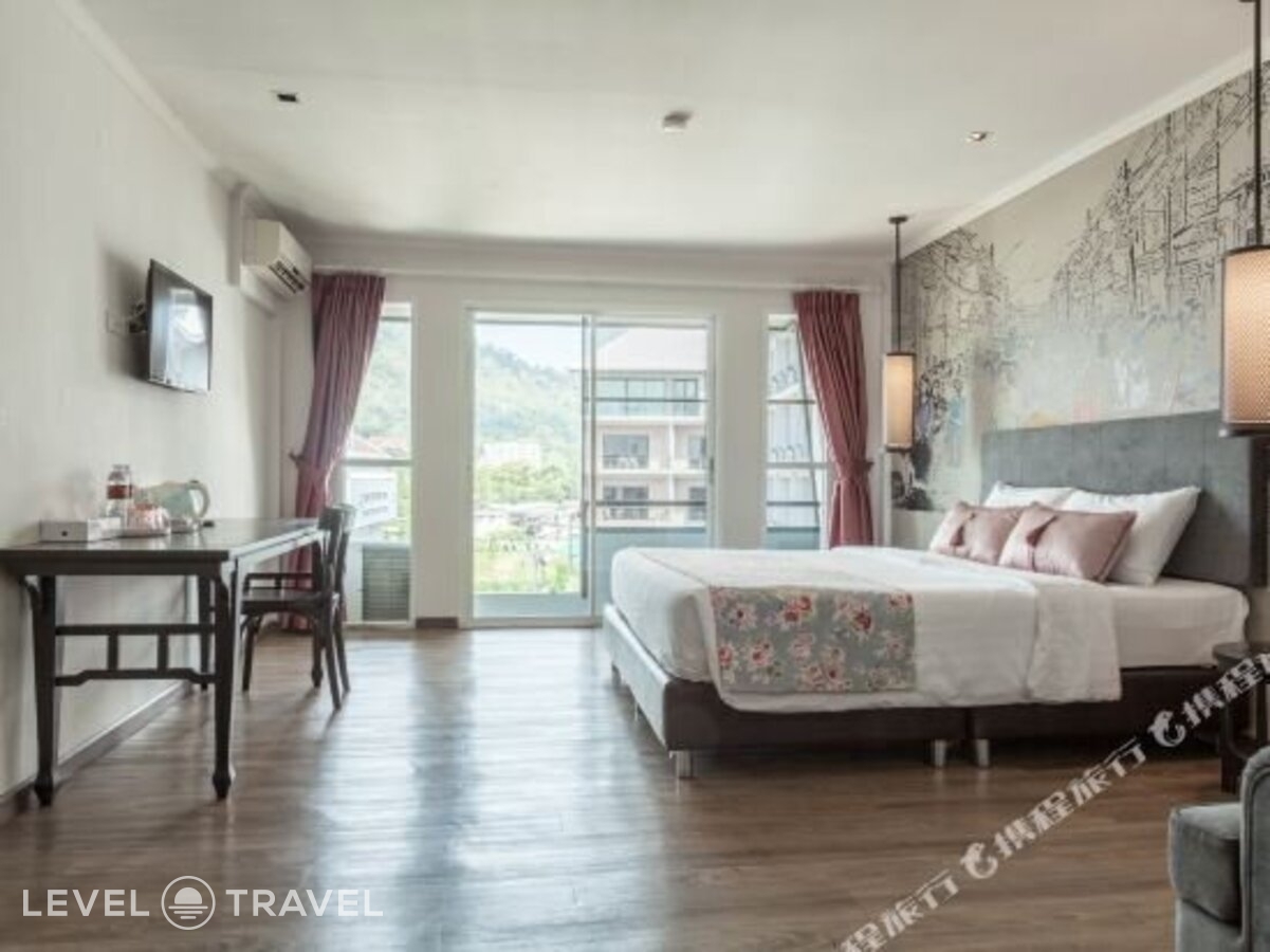 фотографии номера Делюкс с балконом отеля Bhukitta Boutique Hotel в Таиланд(город Пхукет) - фото №8
