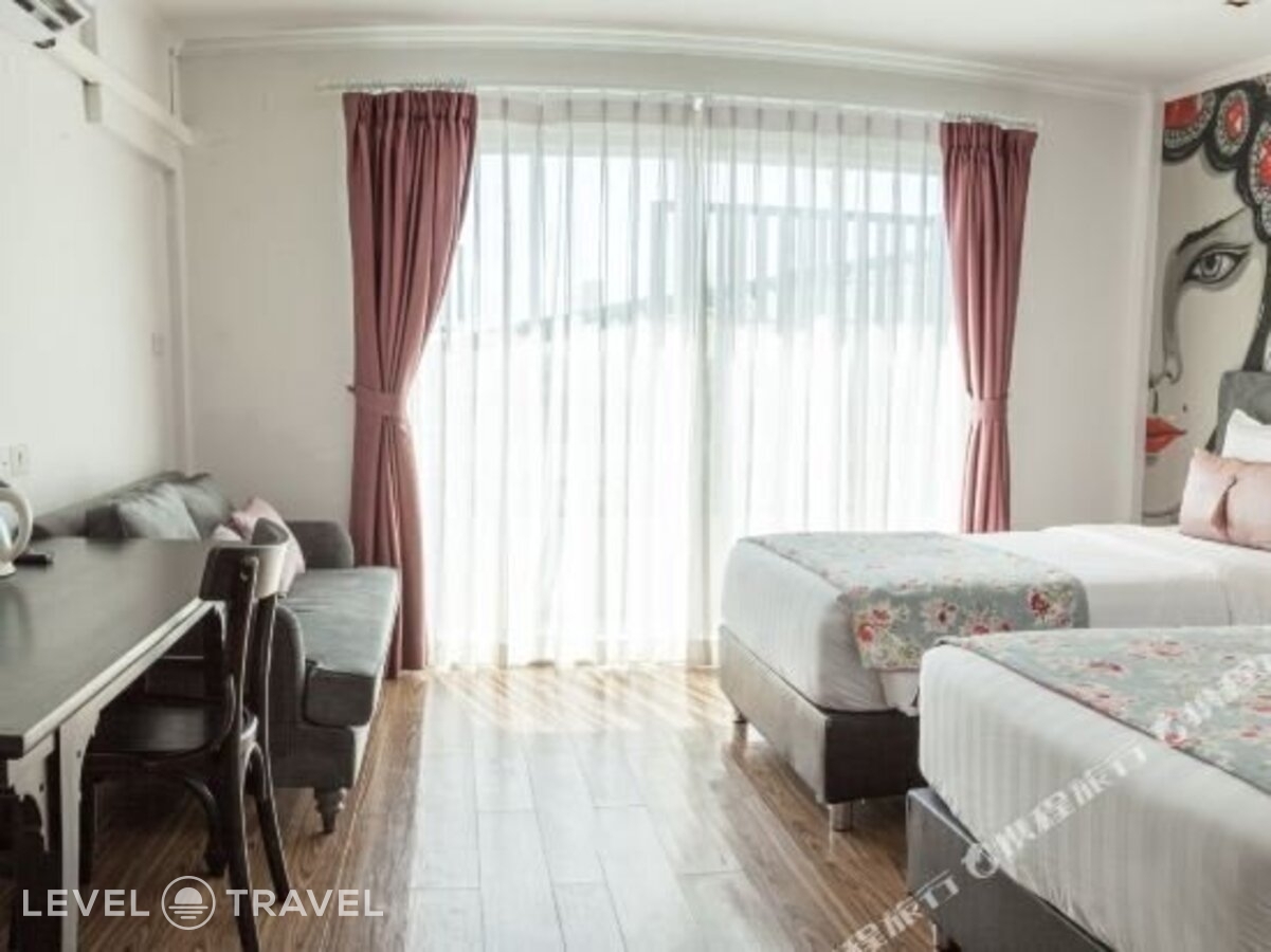 фотографии номера Делюкс с балконом отеля Bhukitta Boutique Hotel в Таиланд(город Пхукет) - фото №13
