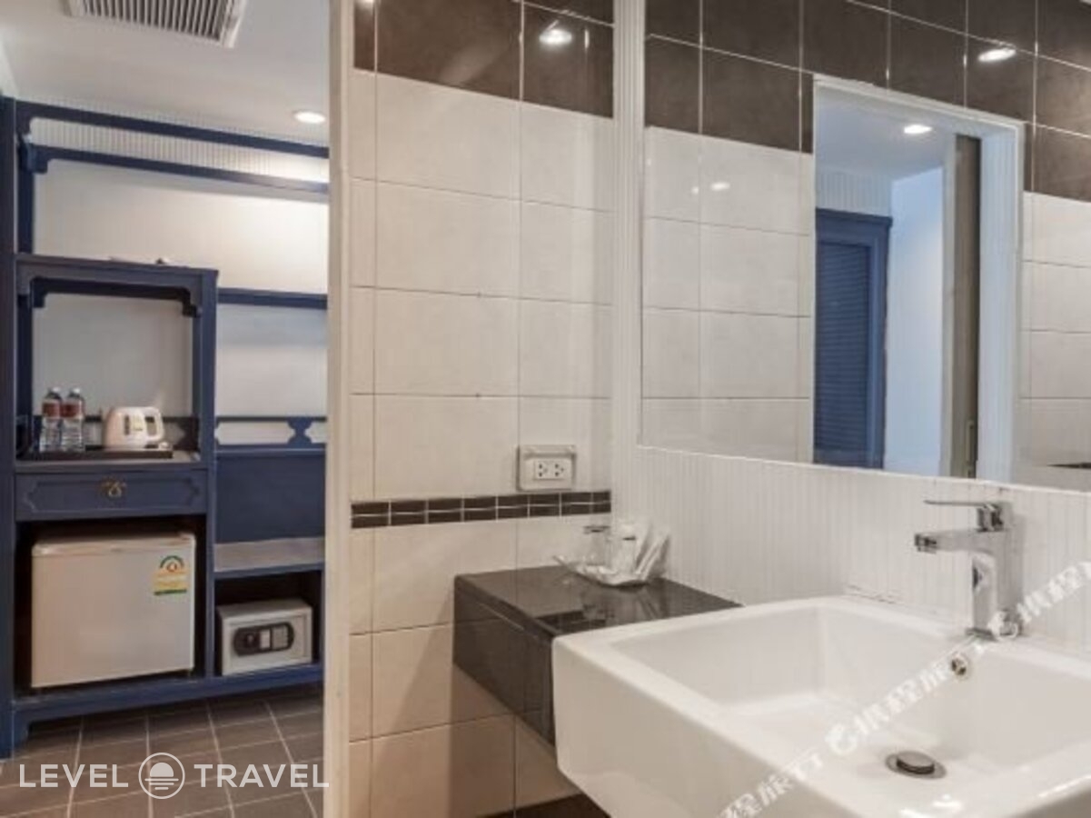 фотографии номера Делюкс с балконом отеля Bhukitta Boutique Hotel в Таиланд(город Пхукет) - фото №12