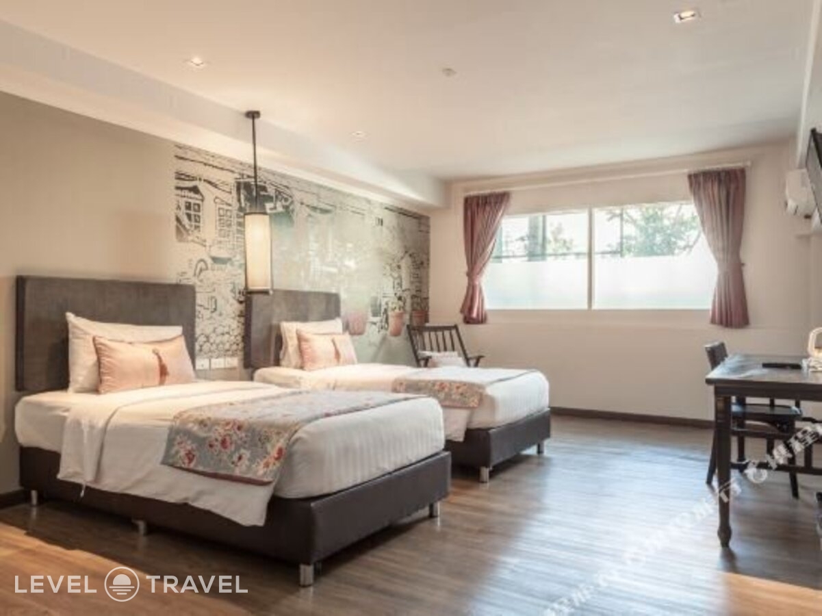 фотографии номера Делюкс с балконом отеля Bhukitta Boutique Hotel в Таиланд(город Пхукет) - фото №10