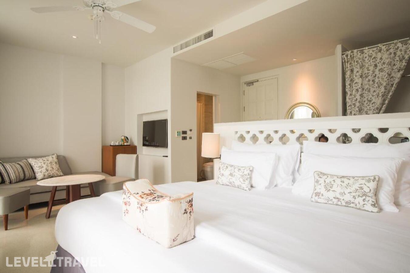 фотографии номера Полулюкс с балконом отеля Little Nyonya Hotel в Таиланд(город Пхукет) - фото №1