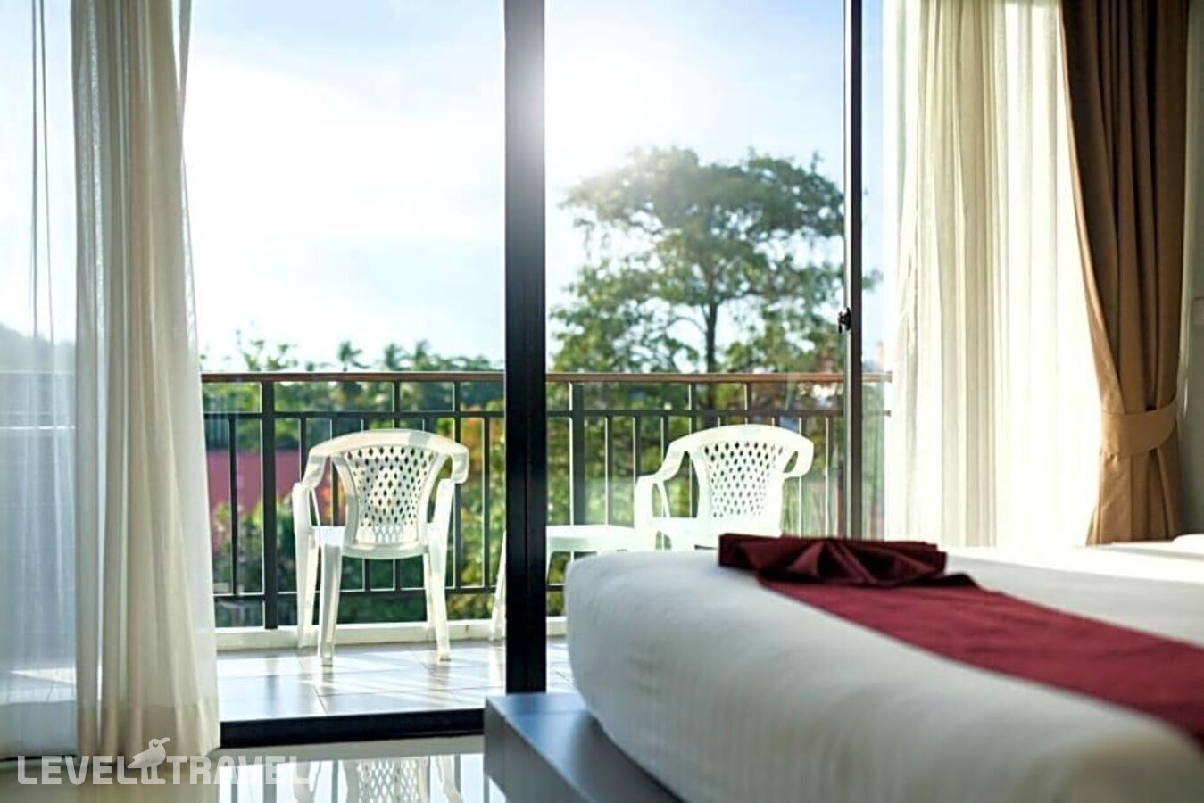 фотографии номера Делюкс с балконом отеля Paripas Patong Resort в Таиланд(Патонг Бич) - фото №5