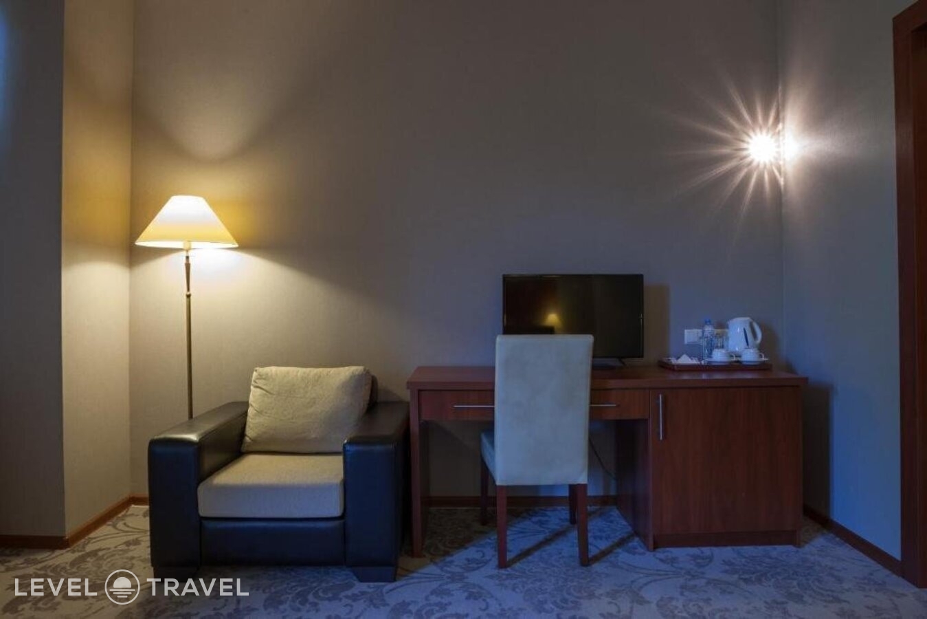 фотографии номера Семейный номер отеля Astoria Hotel Tbilisi в Грузия(Тбилиси) - фото №2
