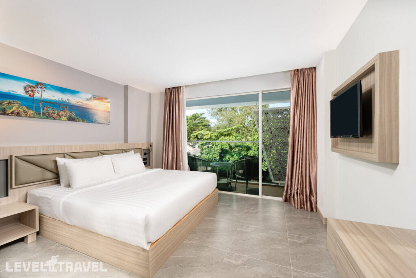 фотографии номера Делюкс с балконом отеля Clarion Hotel Patong (Ex.Araya Patong Beach Hotel) в Таиланд(Патонг Бич) - фото №1