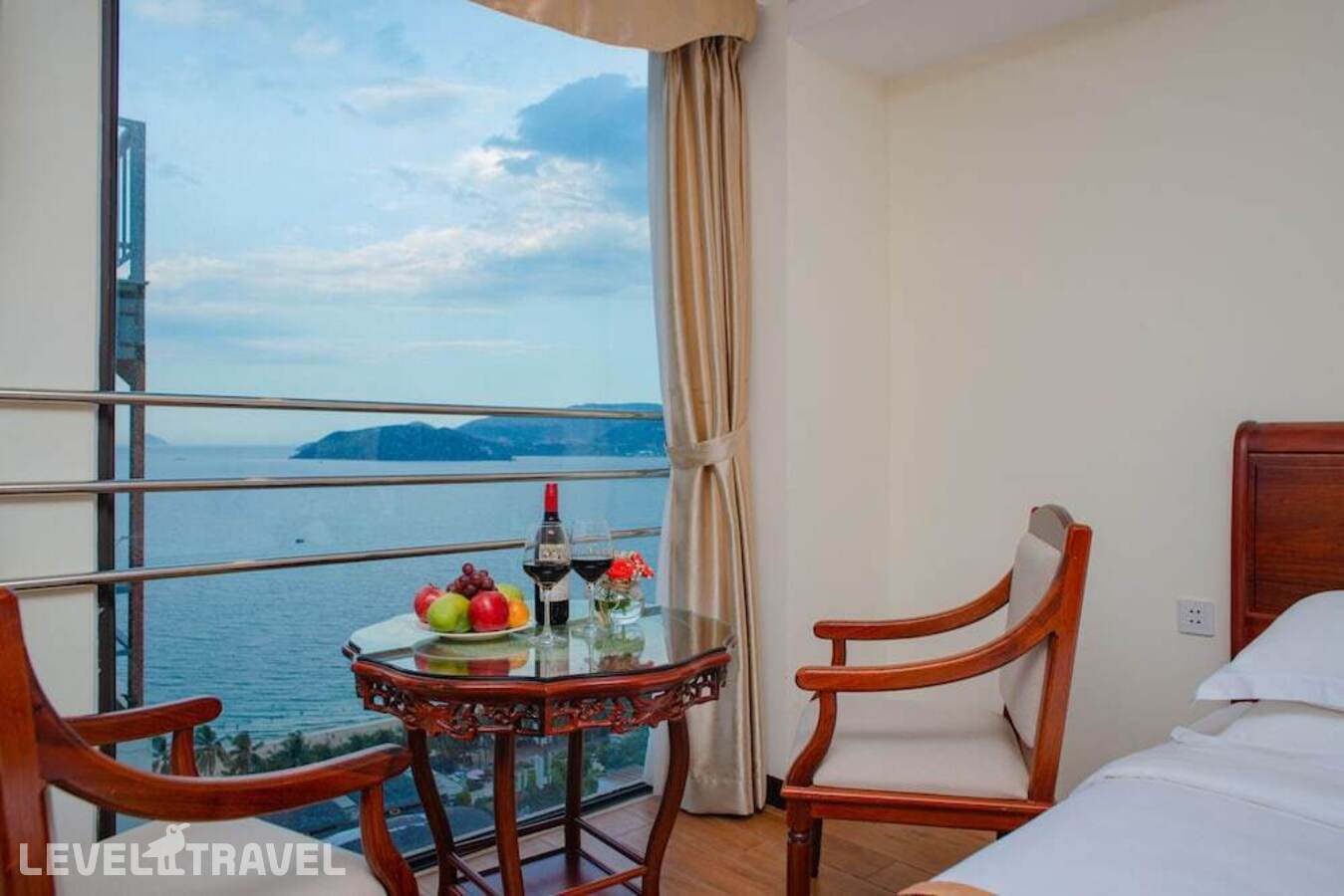 фотографии номера Полулюкс с балконом отеля Red Sun Nha Trang Hotel в Вьетнам(Нячанг) - фото №13