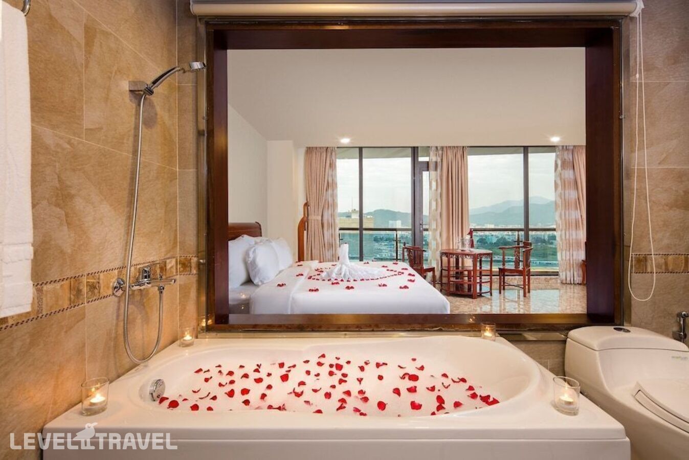 фотографии номера Полулюкс с балконом отеля Red Sun Nha Trang Hotel в Вьетнам(Нячанг) - фото №2