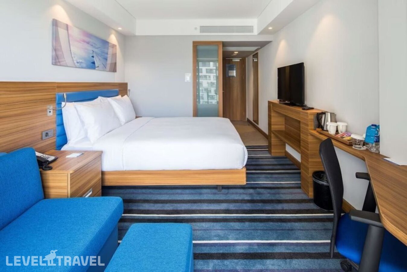 фотографии номера Стандартный с балконом отеля Hampton by Hilton Istanbul Kurtkoy в Турция(Пендик) - фото №2