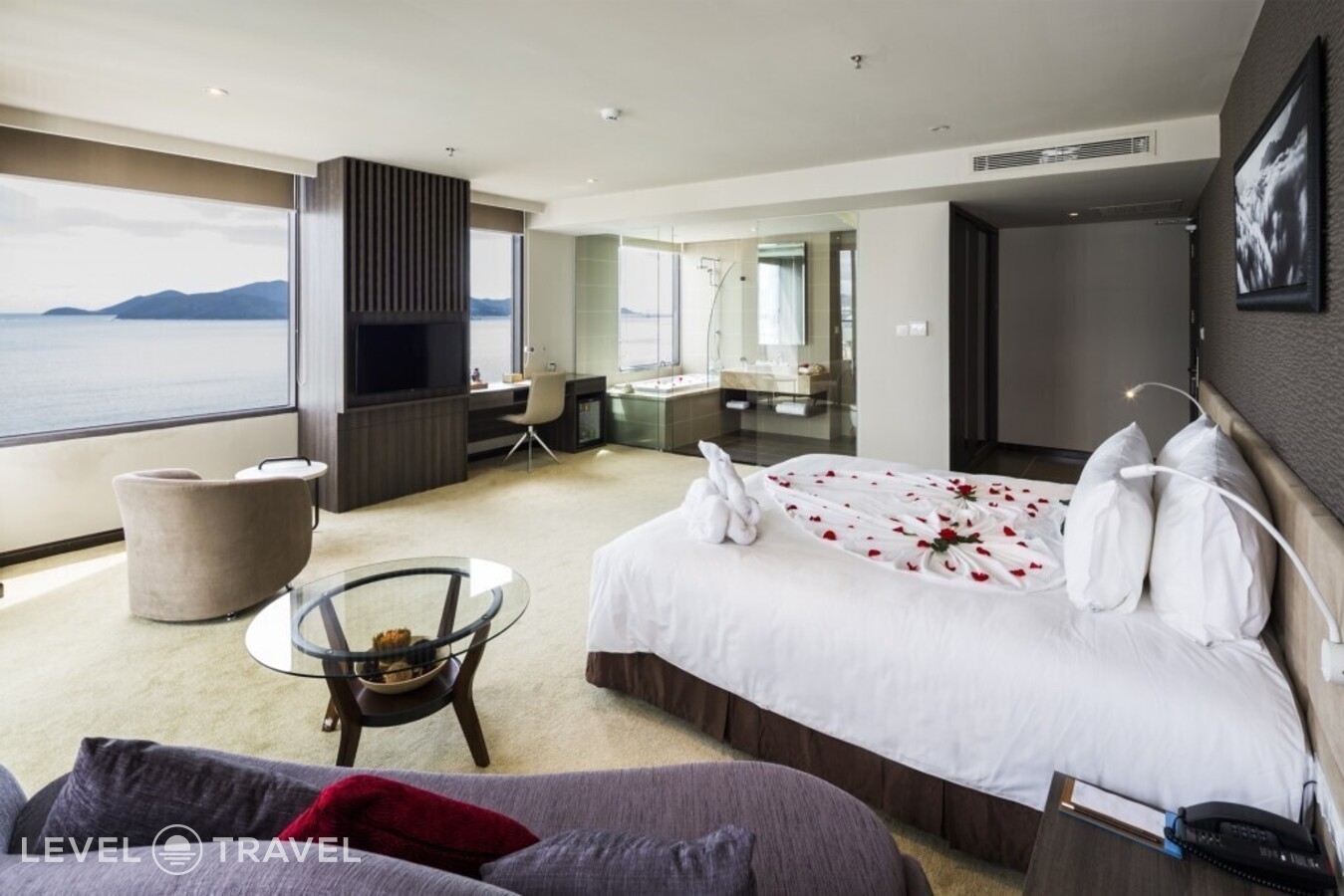 фотографии номера Представительский люкс с видом на море отеля Alana Beach Hotel Nha Trang в Вьетнам(Нячанг) - фото №1