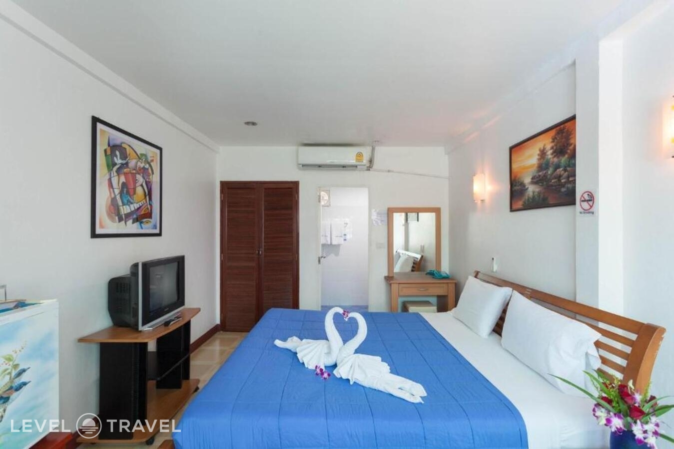 фотографии номера Улучшенный номер отеля The Expat Hotel в Таиланд(Патонг Бич) - фото №2