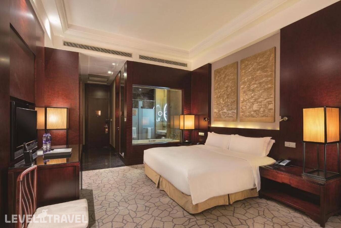 фотографии номера Люкс роскошный отеля Hilton Beijing Capital Airport в Китай(Пекин) - фото №1