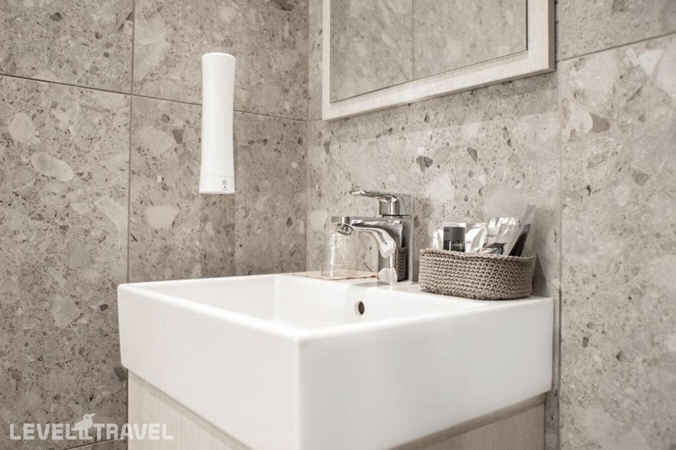 фотографии номера Делюкс с балконом отеля Roseum Boutique Hotel в Кипр(Ларнака) - фото №1