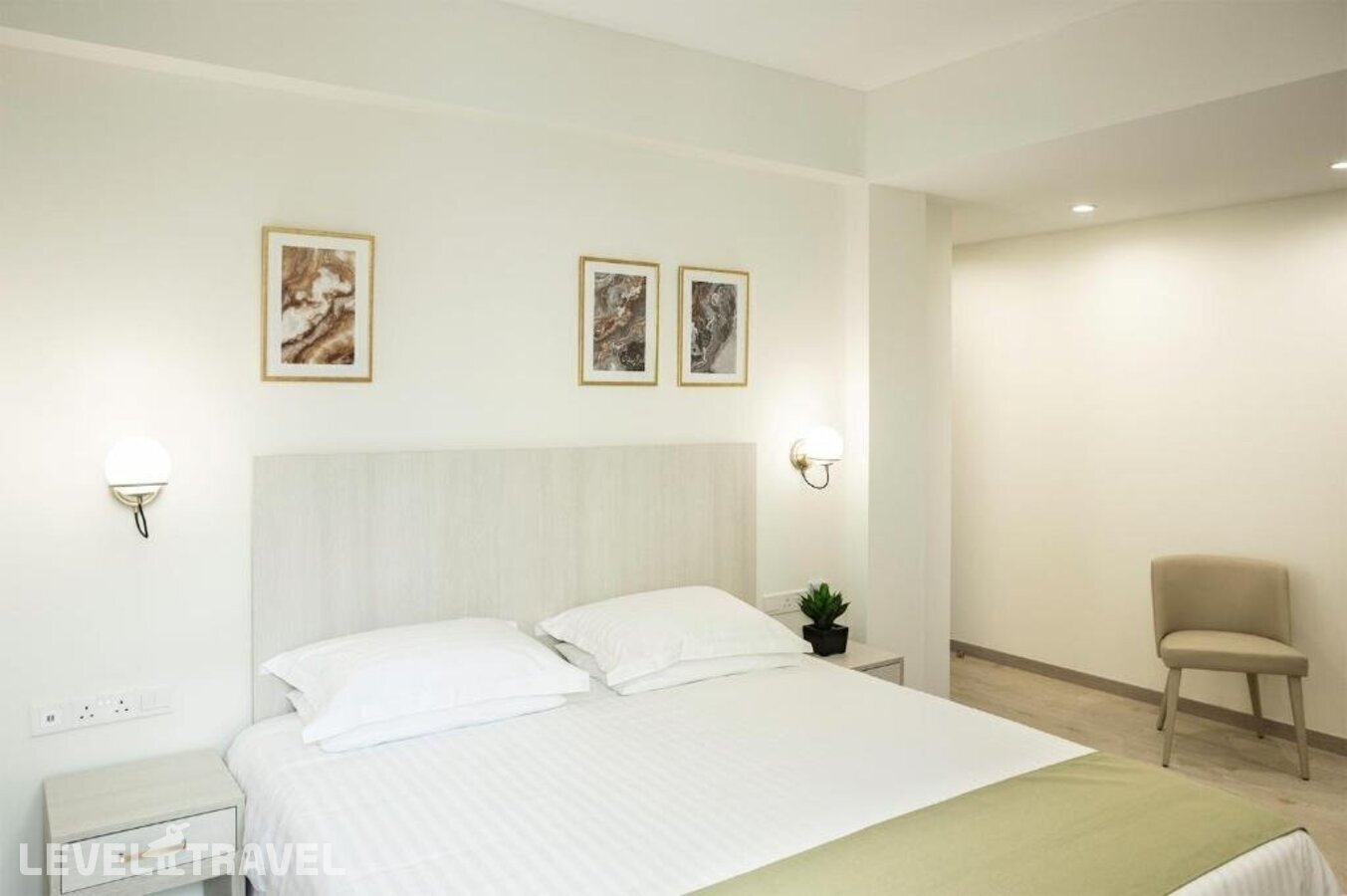 фотографии номера Делюкс с балконом отеля Roseum Boutique Hotel в Кипр(Ларнака) - фото №11