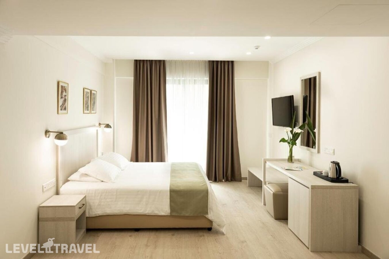 фотографии номера Делюкс с балконом отеля Roseum Boutique Hotel в Кипр(Ларнака) - фото №8