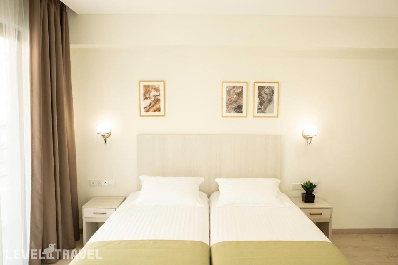 фотографии номера Делюкс с балконом отеля Roseum Boutique Hotel в Кипр(Ларнака) - фото №9