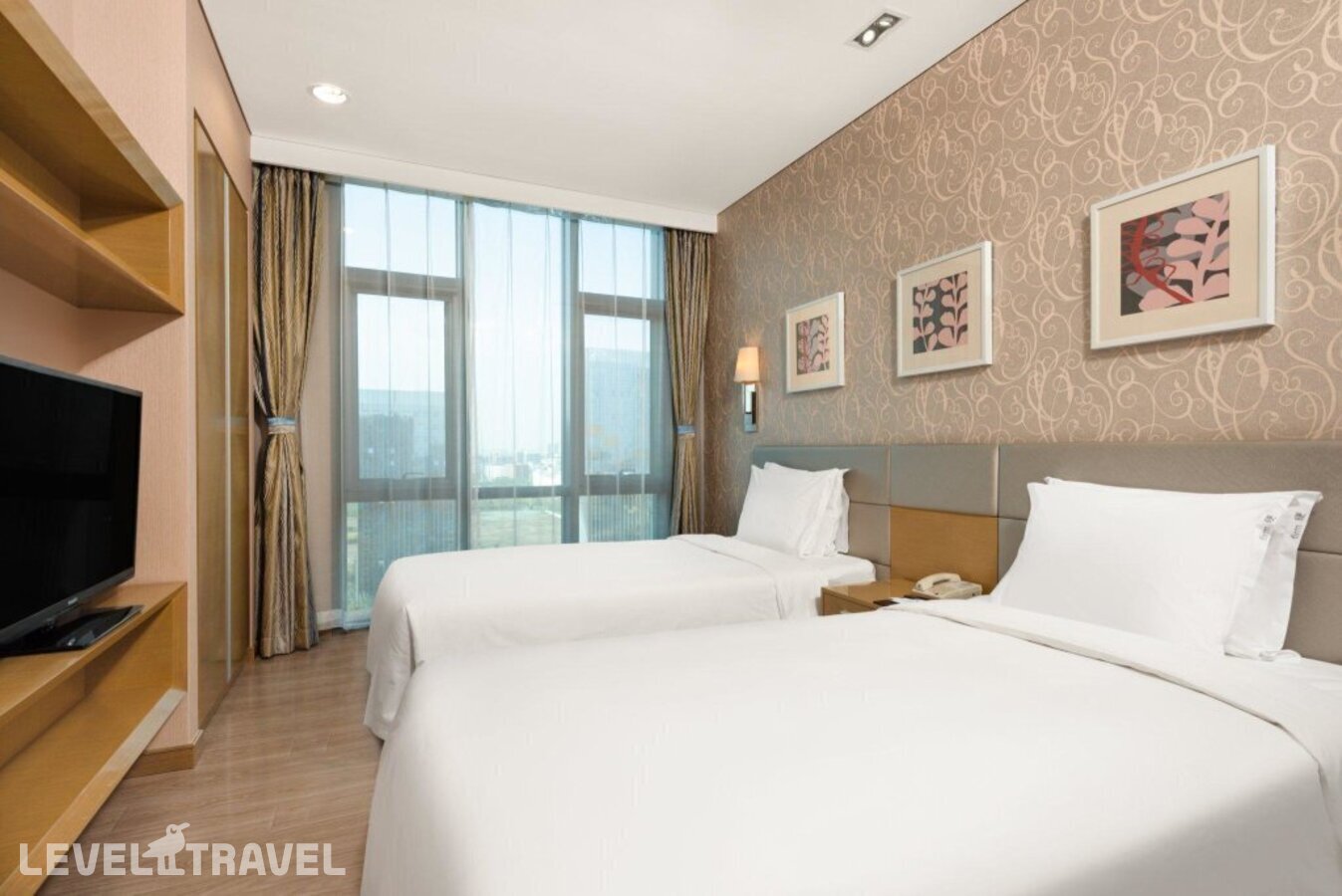 фотографии номера Люкс (3 комнаты) отеля Holiday Inn Express Beijing Yizhuang, An Ihg Hotel в Китай(Пекин) - фото №1