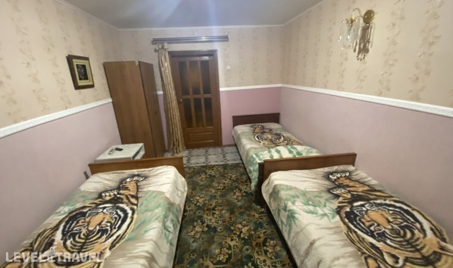 фотографии номера Трехместный экономичный отеля Гостевой дом на Толстого 13 в Россия(Витязево) - фото №7