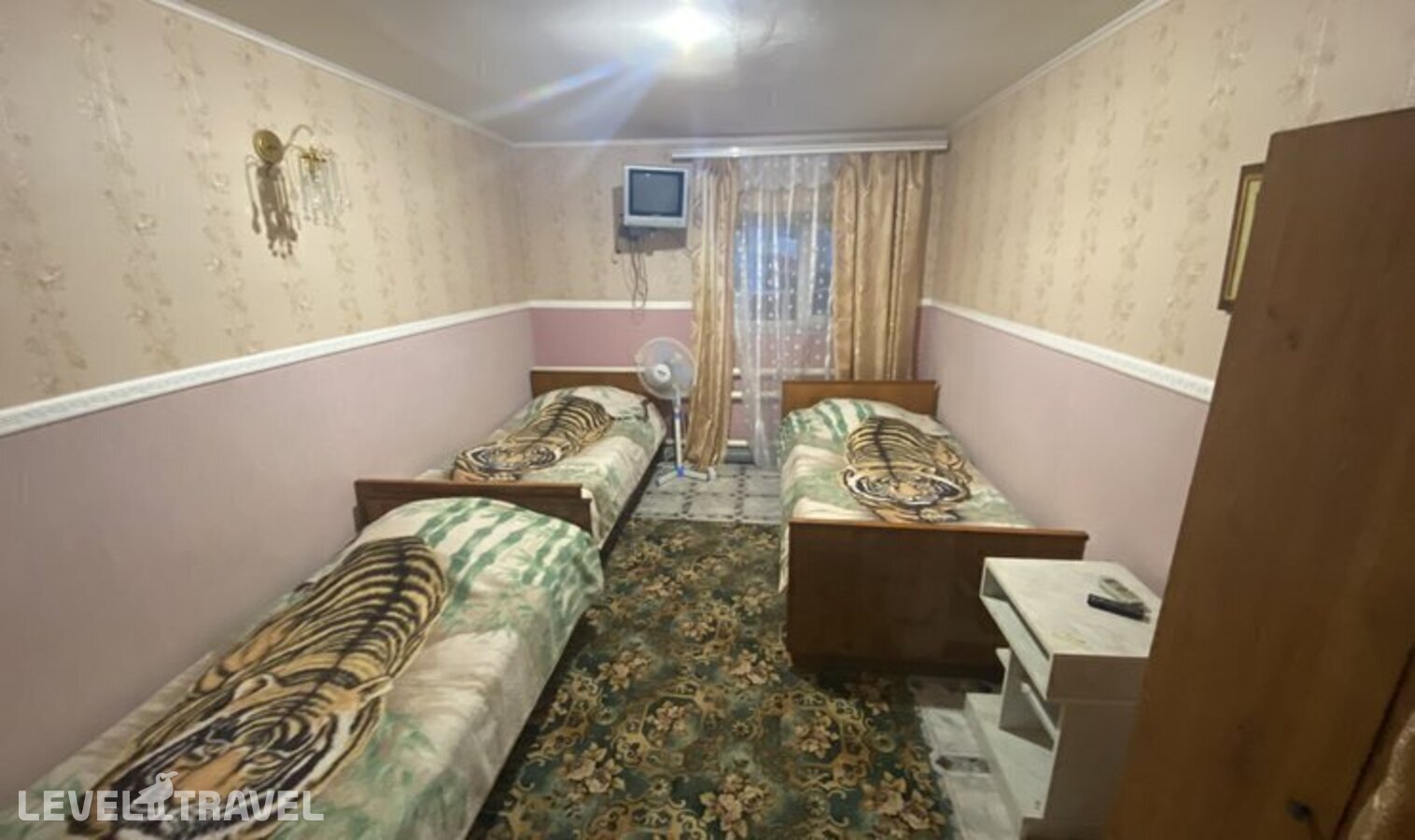 фотографии номера Трехместный экономичный отеля Гостевой дом на Толстого 13 в Россия(Витязево) - фото №1