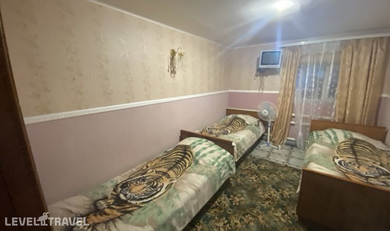 фотографии номера Трехместный экономичный отеля Гостевой дом на Толстого 13 в Россия(Витязево) - фото №3