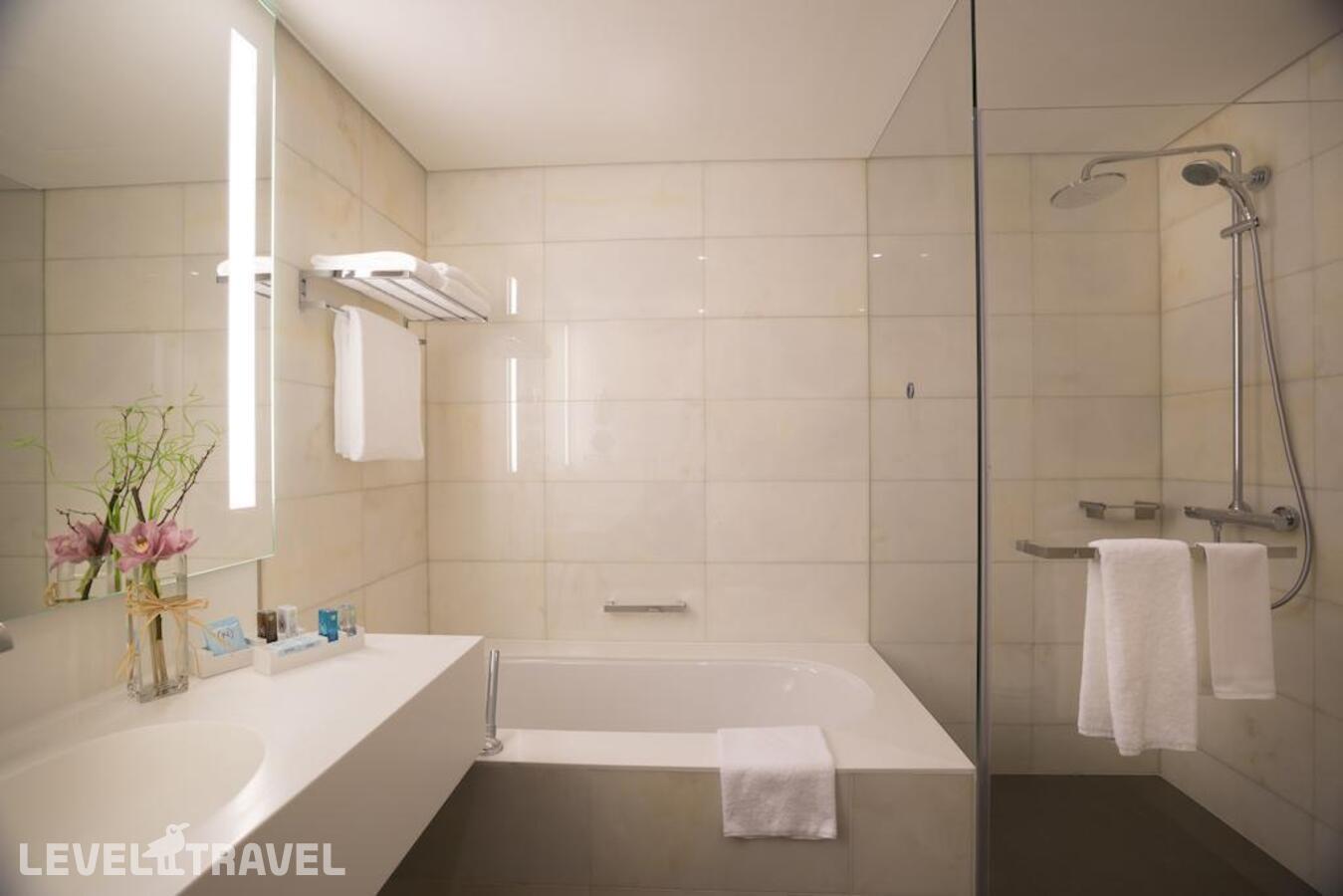 фотографии номера Улучшенный люкс отеля Novotel Abu Dhabi Al Bustan в ОАЭ(Абу-Даби) - фото №2