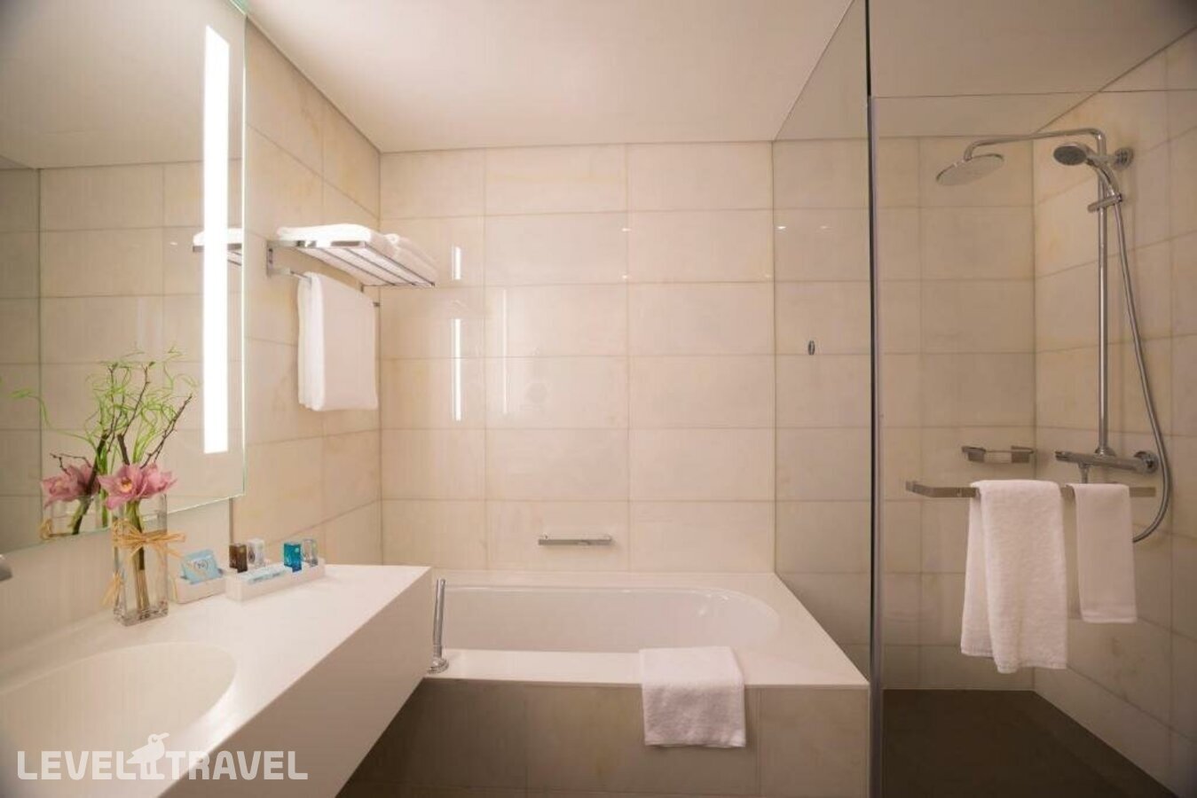 фотографии номера Улучшенный люкс отеля Novotel Abu Dhabi Al Bustan в ОАЭ(Абу-Даби) - фото №16