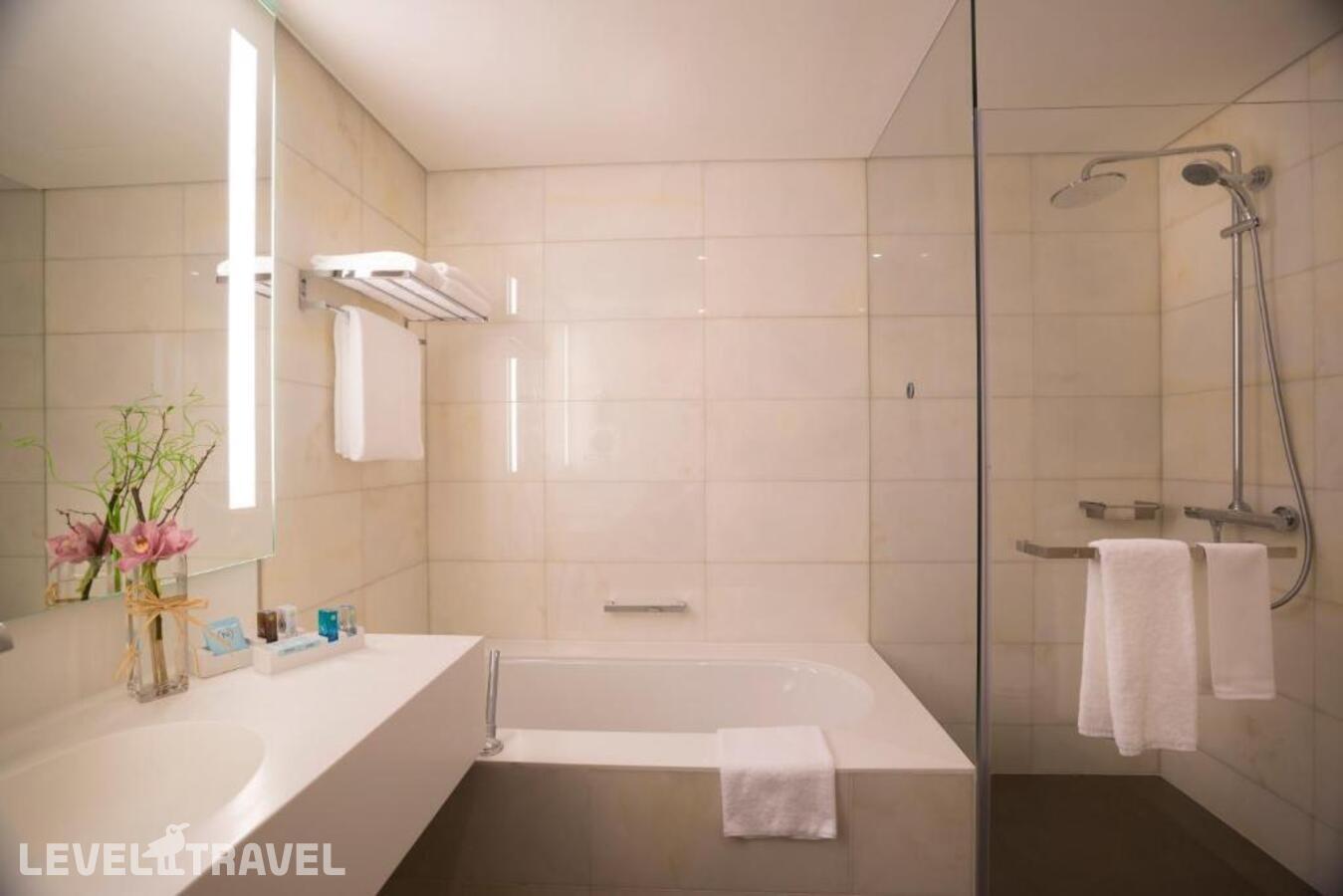 фотографии номера Улучшенный люкс отеля Novotel Abu Dhabi Al Bustan в ОАЭ(Абу-Даби) - фото №34