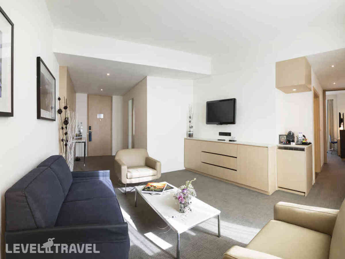 фотографии номера Улучшенный люкс отеля Novotel Abu Dhabi Al Bustan в ОАЭ(Абу-Даби) - фото №1