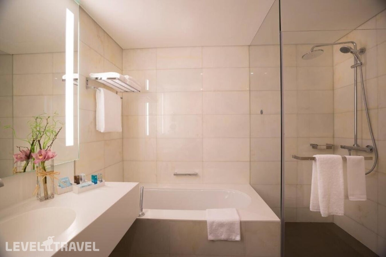 фотографии номера Улучшенный люкс отеля Novotel Abu Dhabi Al Bustan в ОАЭ(Абу-Даби) - фото №10