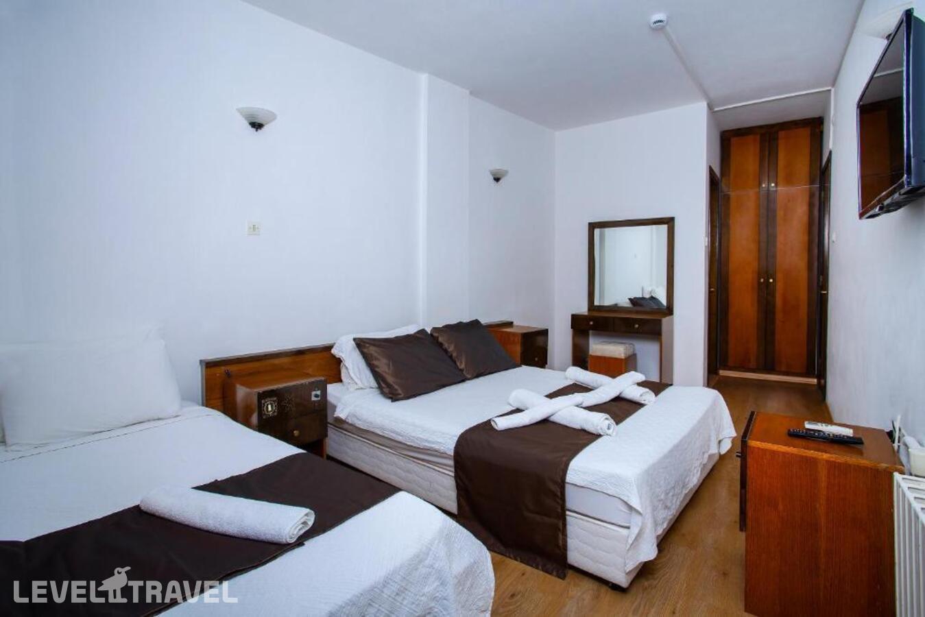 фотографии номера Трехместный номер отеля Otel Kabasakal в Турция(Чешме) - фото №1