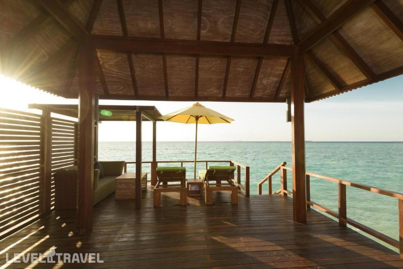 фотографии номера Вилла частично над водой отеля Dhigufaru Island Resort в Мальдивы(Баа Атолл) - фото №4